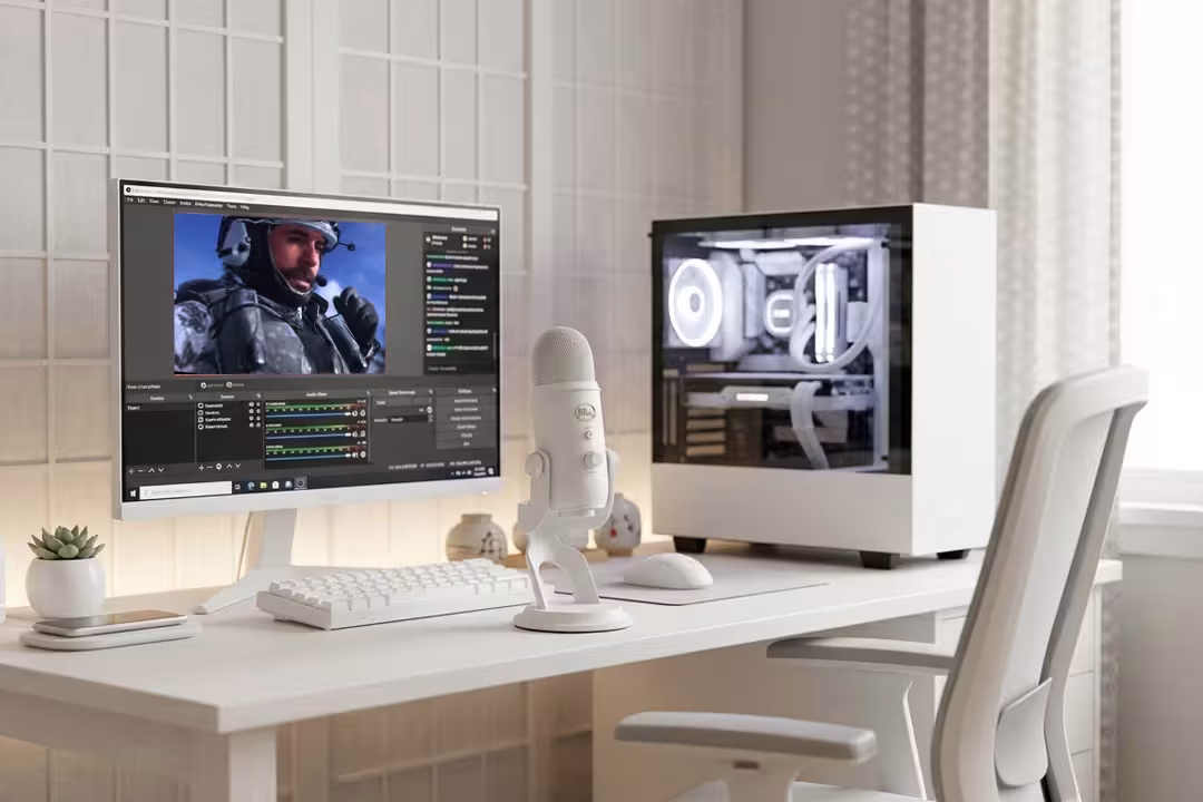 白で統一されたマイクやPC周辺機器。個人開発者のためのYouTubeライブ配信や動画収録を行う、清潔感のある在宅デスクセットアップ